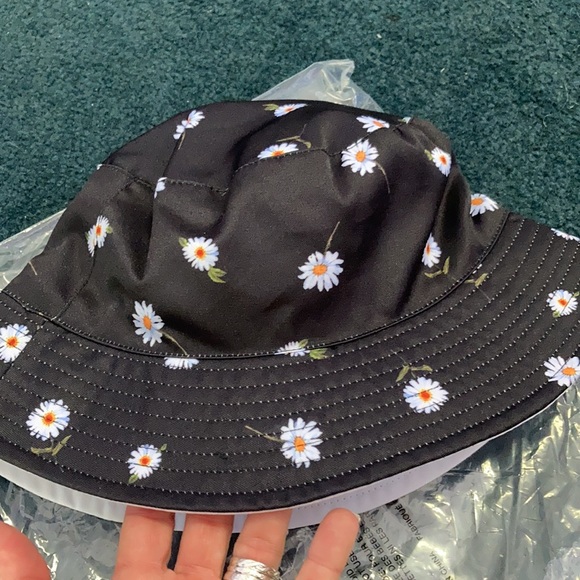 Alice and Olivia Reversible Bucket Hat Daisy - Picture 1 of 4